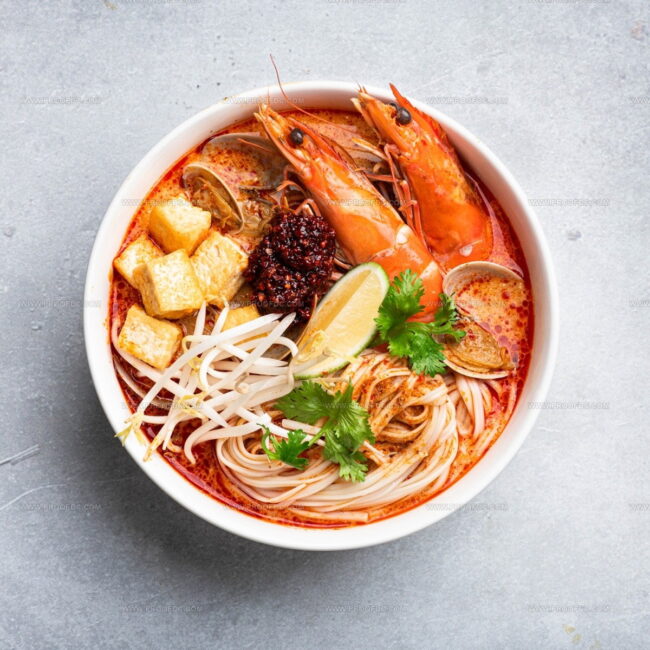 How Are Malaysian Noodle Dishes Influenced by Flavors?