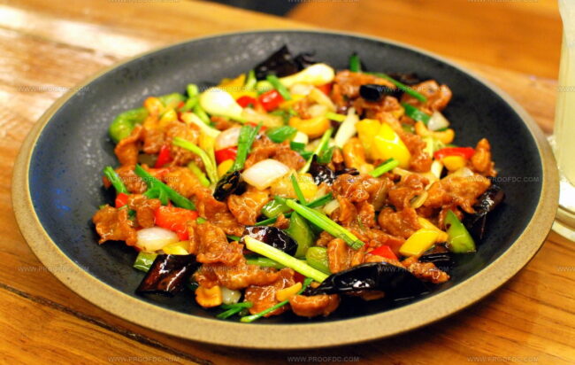 Stir-Fried Chicken With Cashews (Kai Phat Met Mamuang Himmaphan)